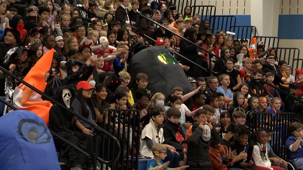 Briarwood Parade Pkg00 00 27 12still001