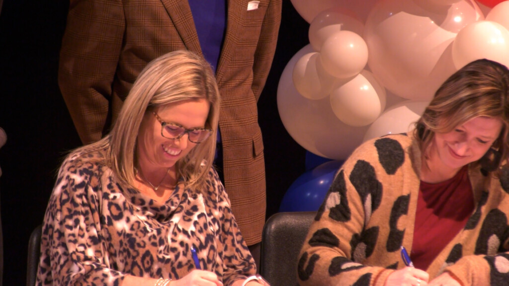 Bloomboard Signing Vo00 00 12 18still001