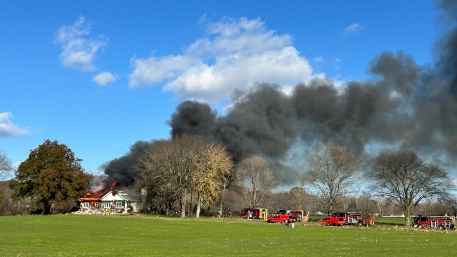 Crews respond to structure fire on Plum Springs Loop - WNKY News 40 ...
