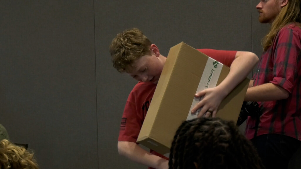 Boys Girls Club Laptop Vomp400 00 52 03still001