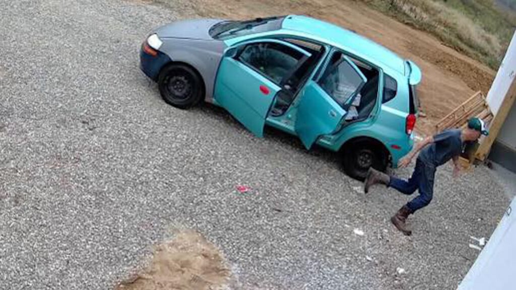 Abraham Avenue Pack00 02 14 09still002