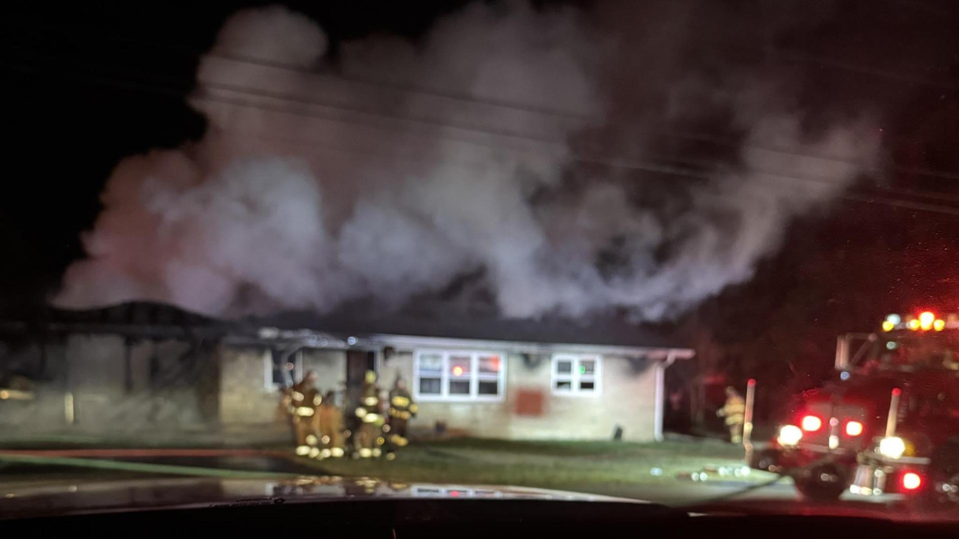 Multiple units respond to house fire in Smiths Grove - WNKY News 40 ...