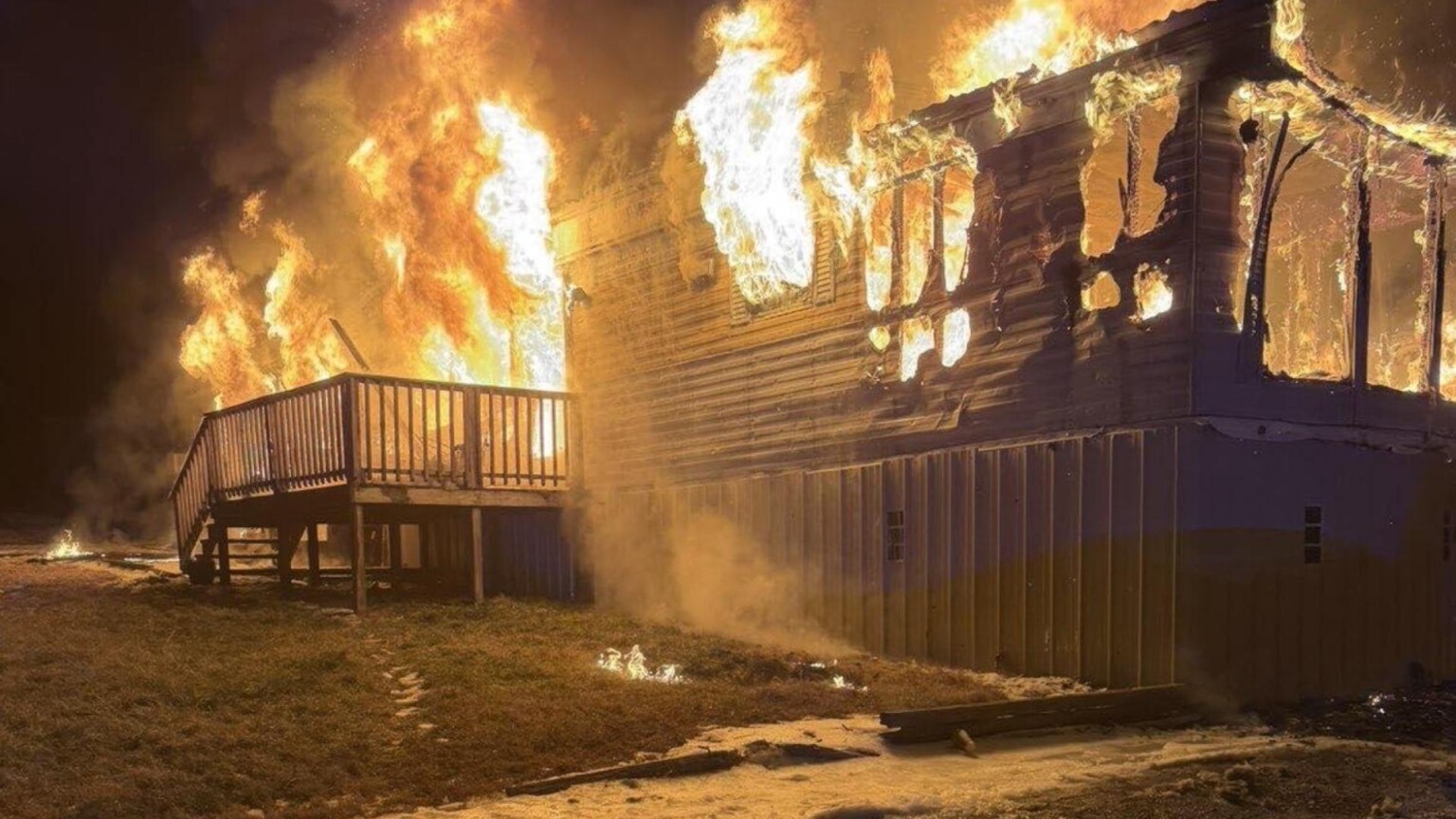 Mobile home a 'total loss' after fire in Adair County - WNKY News 40 ...