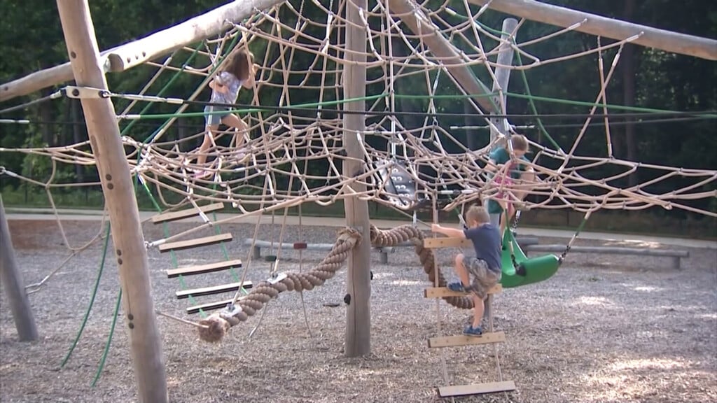 Children Playing Outside File Vomp400 00 00 11still001