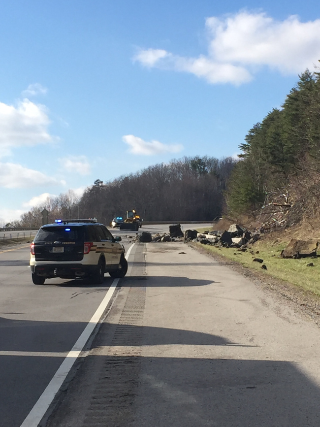 SB I-75 is closed by rock slide in TN just across the KY border 2-26-16 (photo courtesy:  WATE-TV in Knoxville