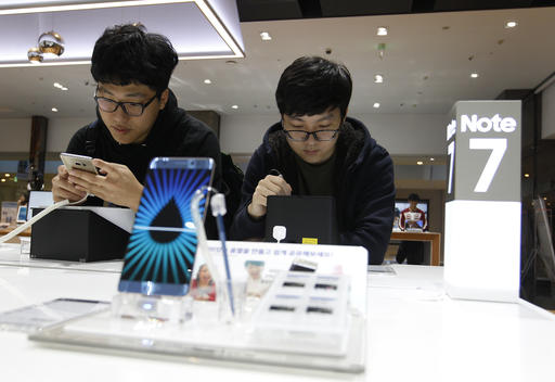 South Korean high school students try out Samsung Electronics Galaxy Note 7 smartphones at the company's shop in Seoul in Seoul