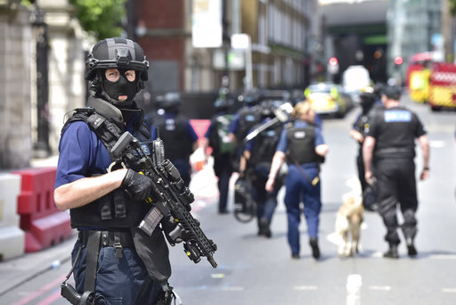 Armed police on St Thomas Street