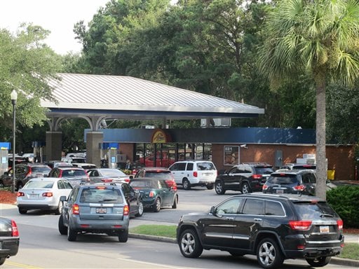 Automovilistas se forman para llenar los tanques de combustible de sus vehículos ante la aproximación del huracán Matthew