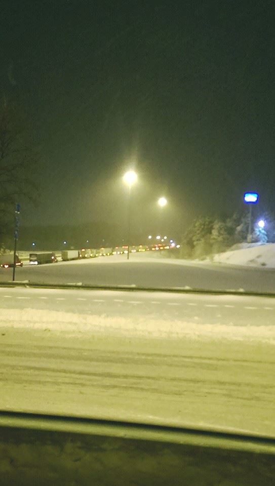 Traffic backup on I-75 in Laurel County due to snowstorm 1-22-16
