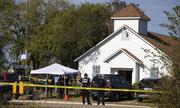 Elementos del orden público trabajan en la escena de un tiroteo en la primera iglesia baptista de la localidad de Sutherland Springs