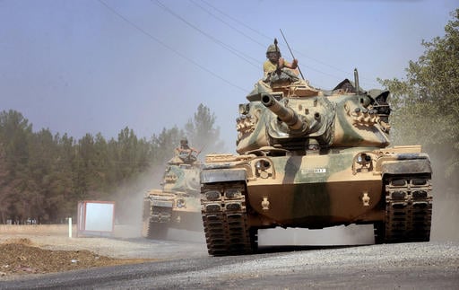 Turkish tanks head towards the Syrian border