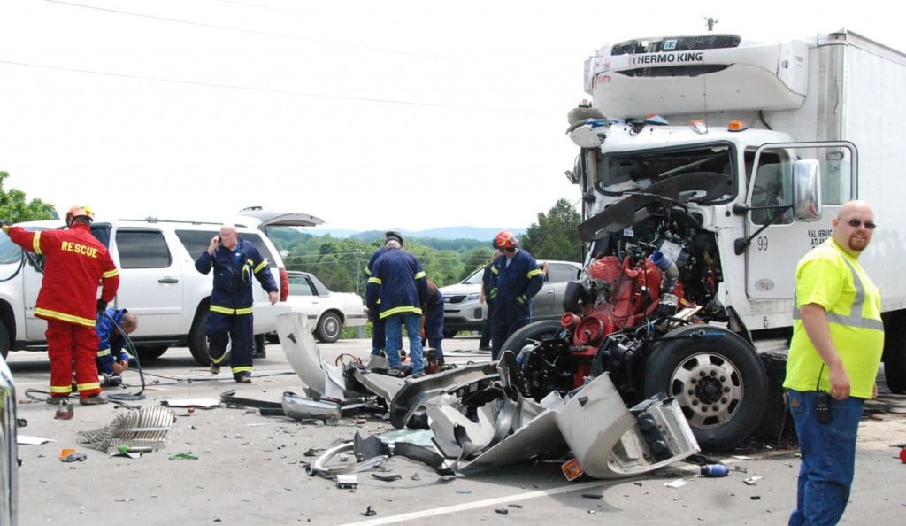 Five vehicle chain reaction crash on KY 914 in Pulaski County 5-31-16.  Photo courtesy:  Chris Harris - Commonwealth Journal