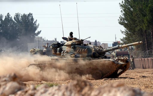 Turkish tanks head towards the Syrian border