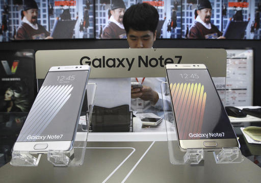 Samsung Electronics Galaxy Note 7 smartphones are displayed at a mobile phone shop in Seoul