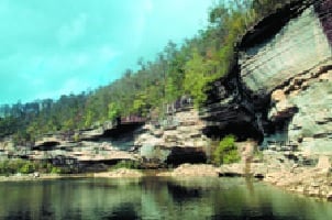 The cliffs on Laurel River Lake