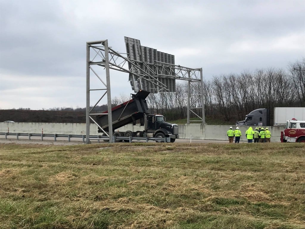 Dump truck hits overhead sign on I-75 in Grant County 11-16-18