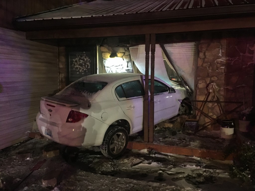 Warren County Sheriff's Office says a drunk driver hit a home.