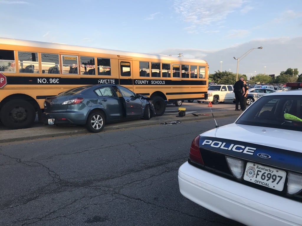 Lexington police and fire officials say New Circle Road and North Limestone is blocked off because of a multi-vehicle crash.
