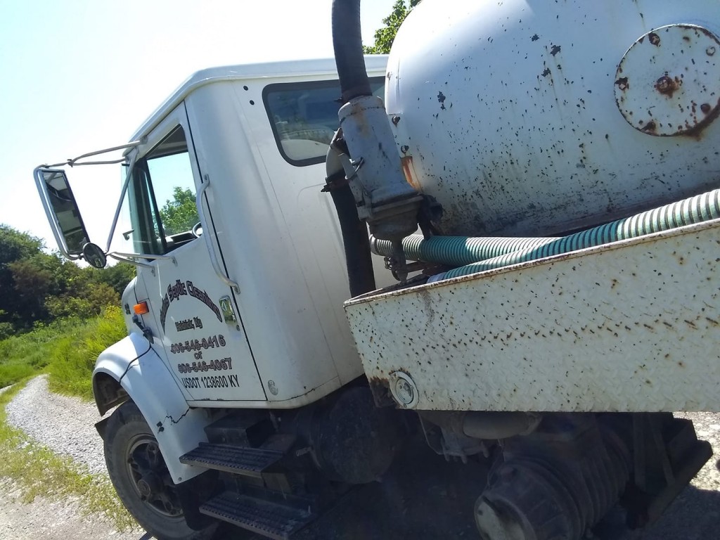 Septic tank cleaning truck