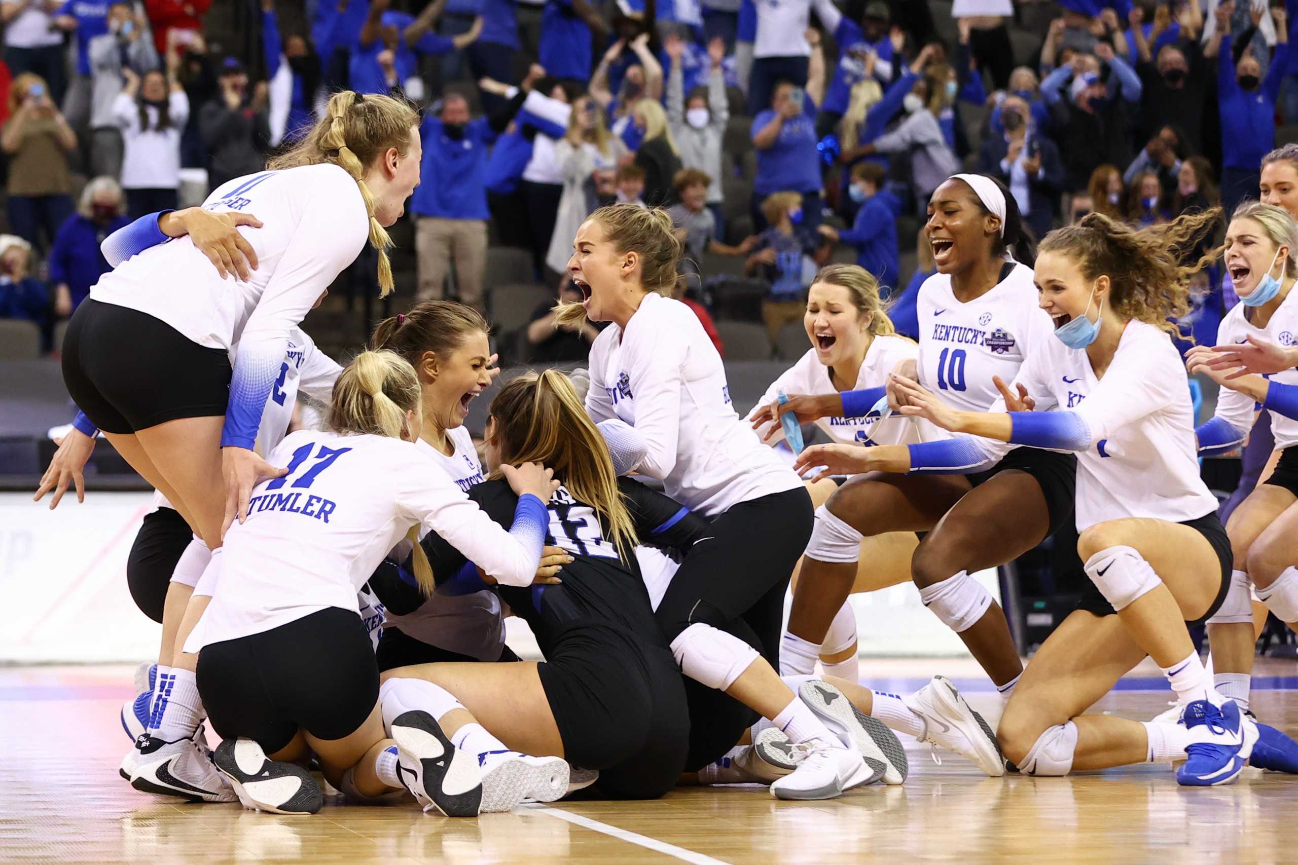 national champs kentucky wins its first ncaa volleyball title abc 36 news