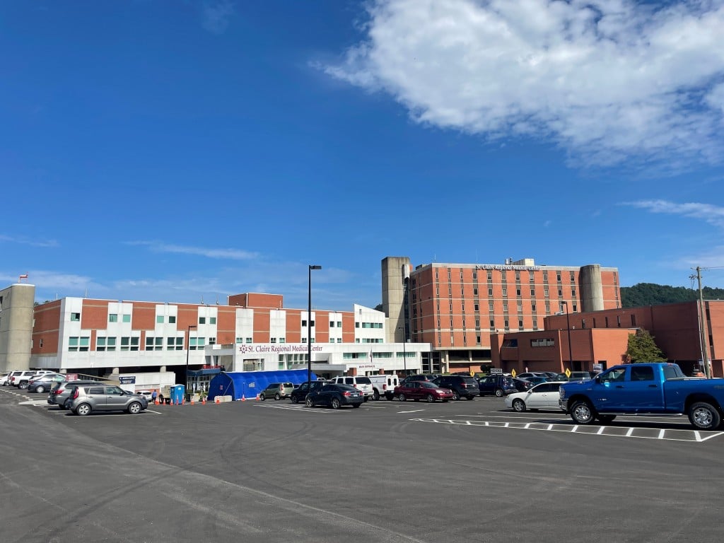 Federal medical assistance team arrives at St. Claire Regional Medical Center in Morehead to help deal with staffing shortages as number of COVID-19 patients surges 9-3-21