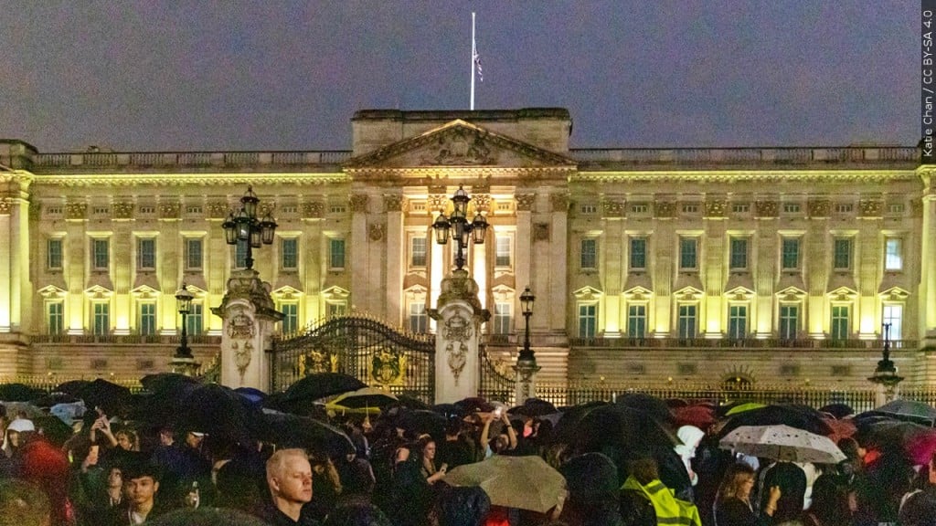 Crowds at Buckingham Palace following the death of Elizabeth II