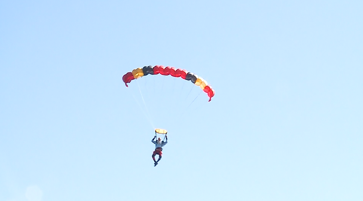 Elizabethtown man breaks Kentucky skydive jumping record with 100 jumps in one day