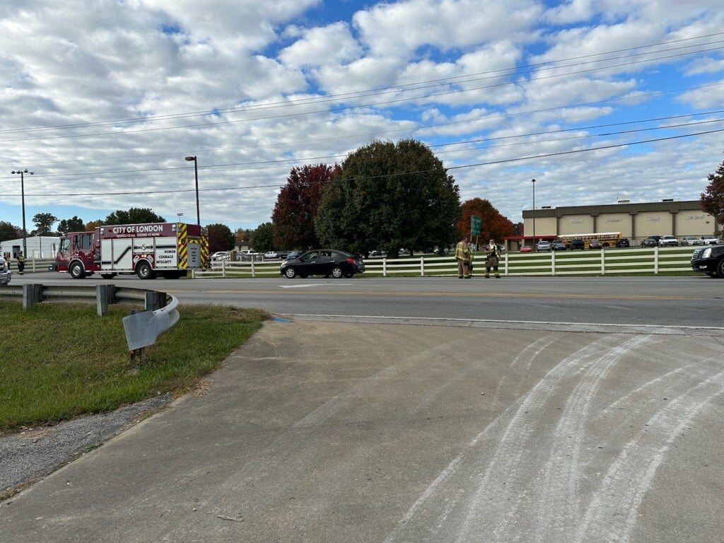 Parents in line to pick students up after bomb threat at South Laurel High School (Jane Davenport/WTVQ)
