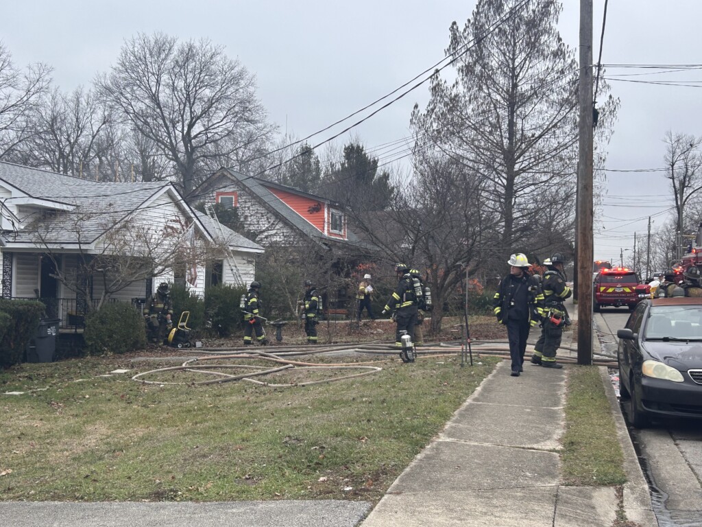 Fire at abandoned home in Lexington (Dylan Scheid/WTVQ)