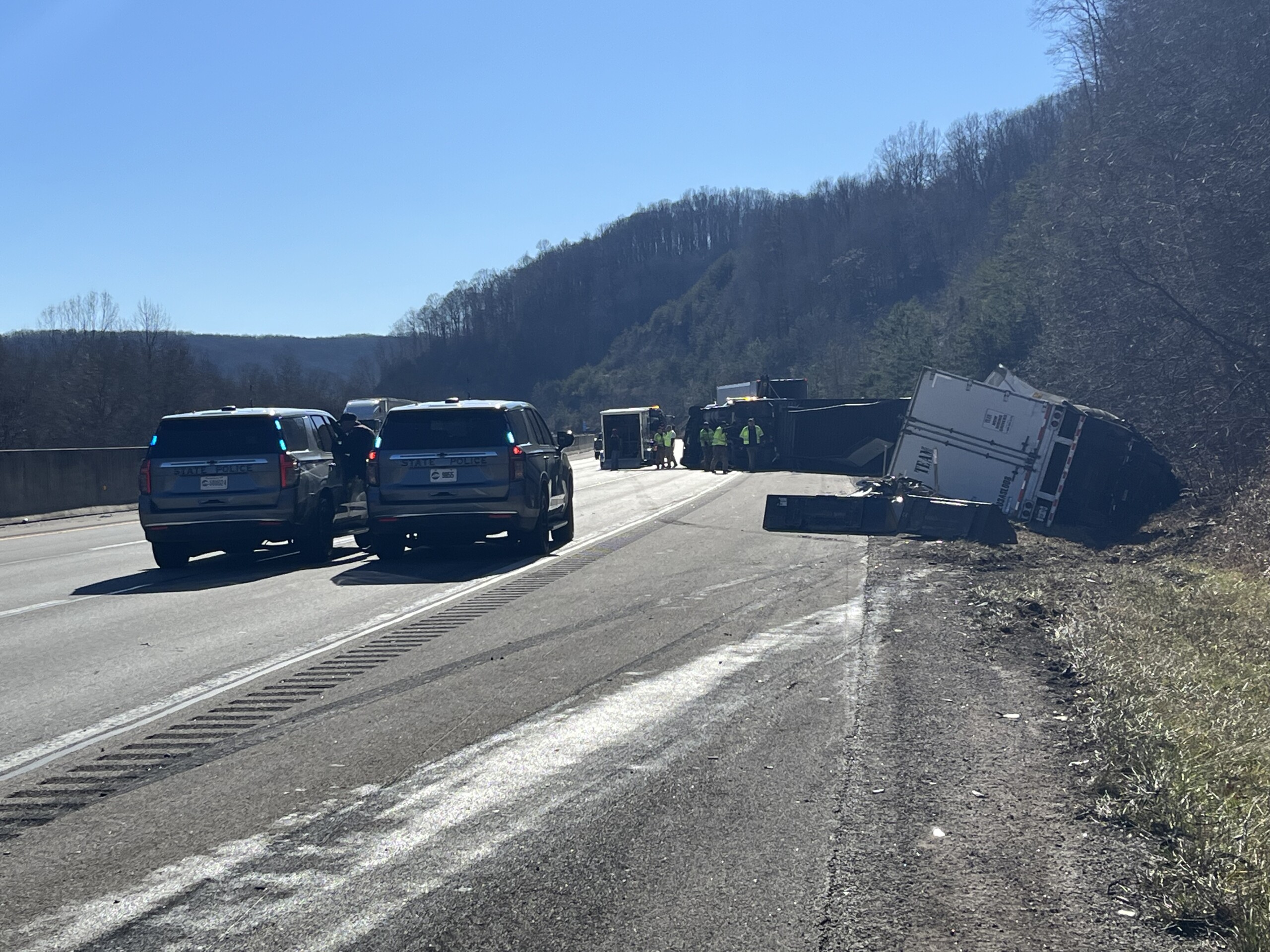 2 semi-trucks overturned in Rockcastle Co. on I-75