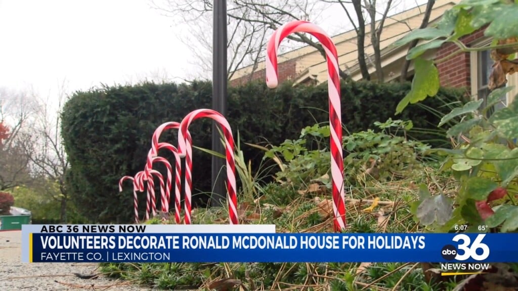 Volunteers Decorate The Ronald Mcdonald House For Holidays 111924
