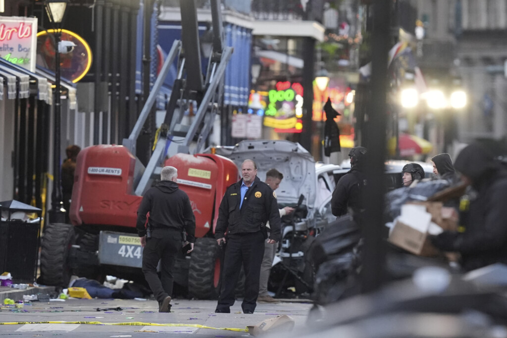 Aptopix New Orleans Car Into Crowd