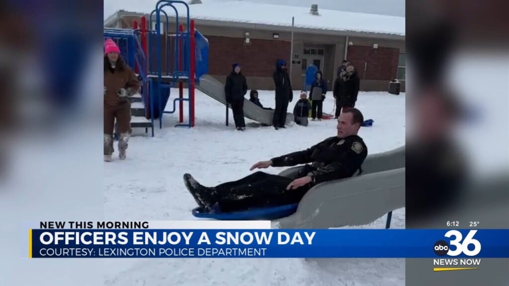Off Duty Lexington Officers Enjoy A Snow Day