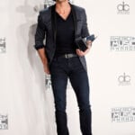 Tim Mcgraw Poses With His Award During The 2016 American Music Awards In Los Angeles
