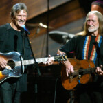 Kris Kristofferson Sings With Willie Nelson At Concert In New York.