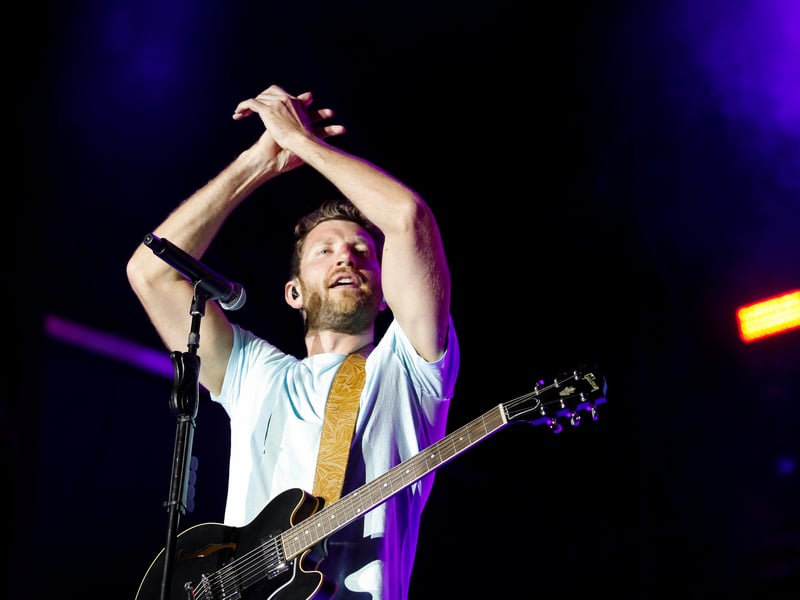 Brett Eldredge Shares New Holiday Song Featuring Kelly Clarkson