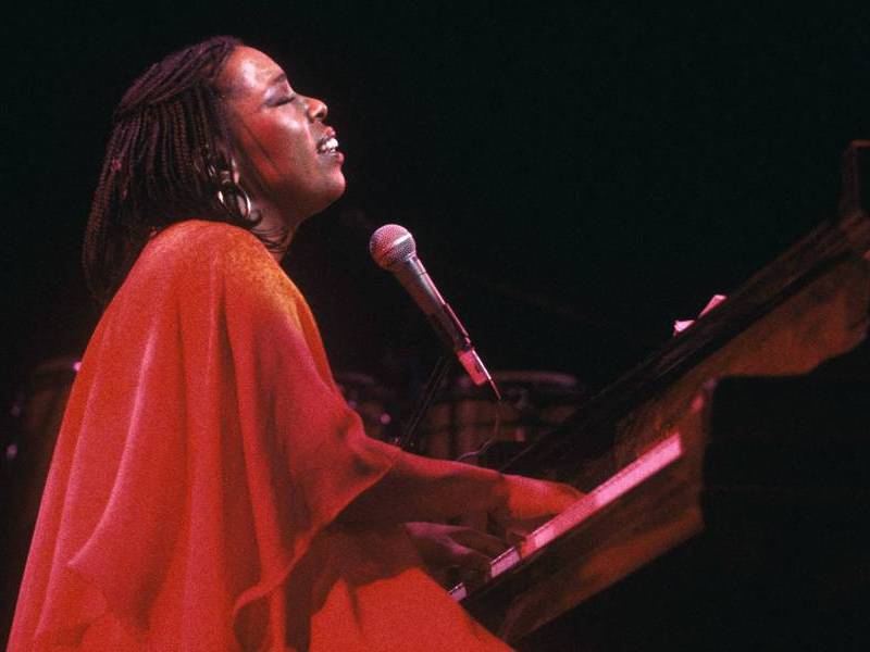 Roberta Flack, Grammy Winning Soul And R&b Singer, Dies At 88
