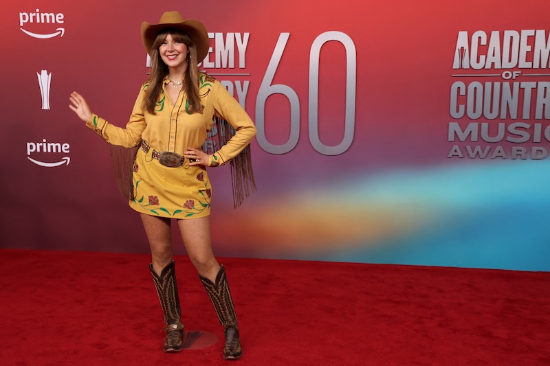 Kaitlin Butts Fakes A Wardrobe Malfunction During Her Concert In Order To Set Up Best Friend’s Proposal