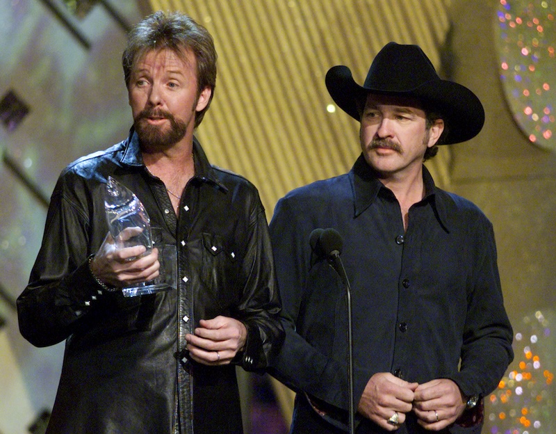 Ronnie Dunn Jokes After Getting Caught Using Lyric Cheat Sheet During