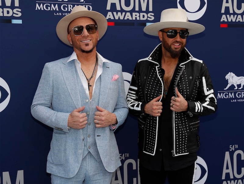 Locash Celebrates Multi Week No. 1 ‘hometown Home’