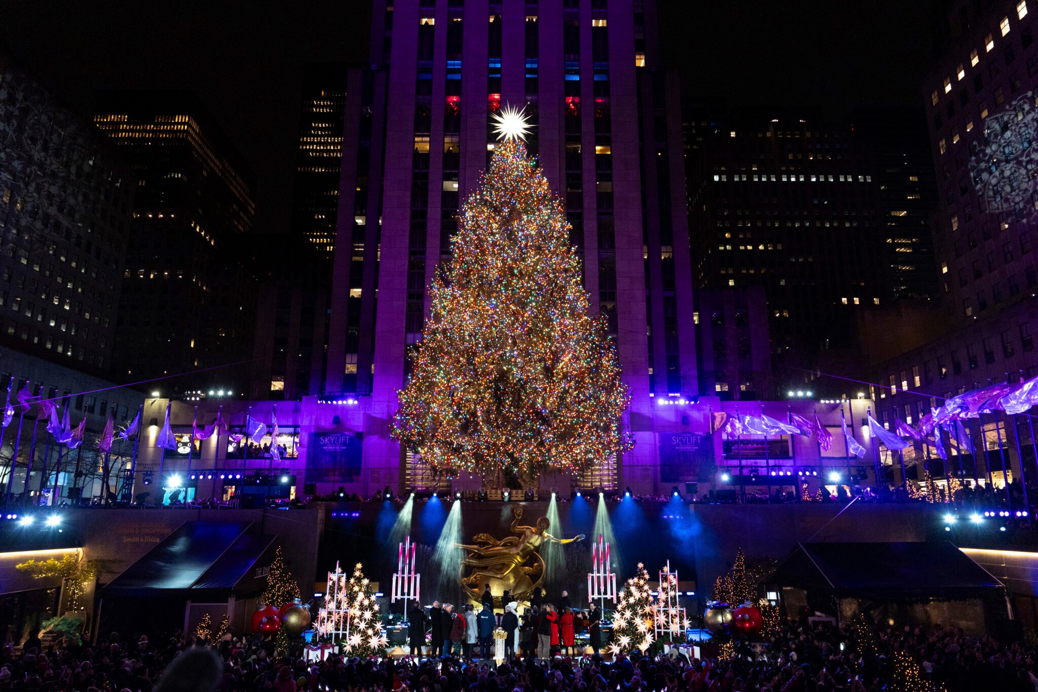 The Rockefeller Center Christmas tree lights up in New York City WVUA 23