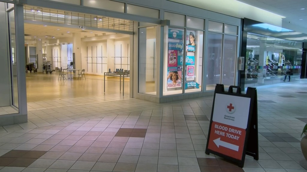 Red cross blood drive at university mall00000029