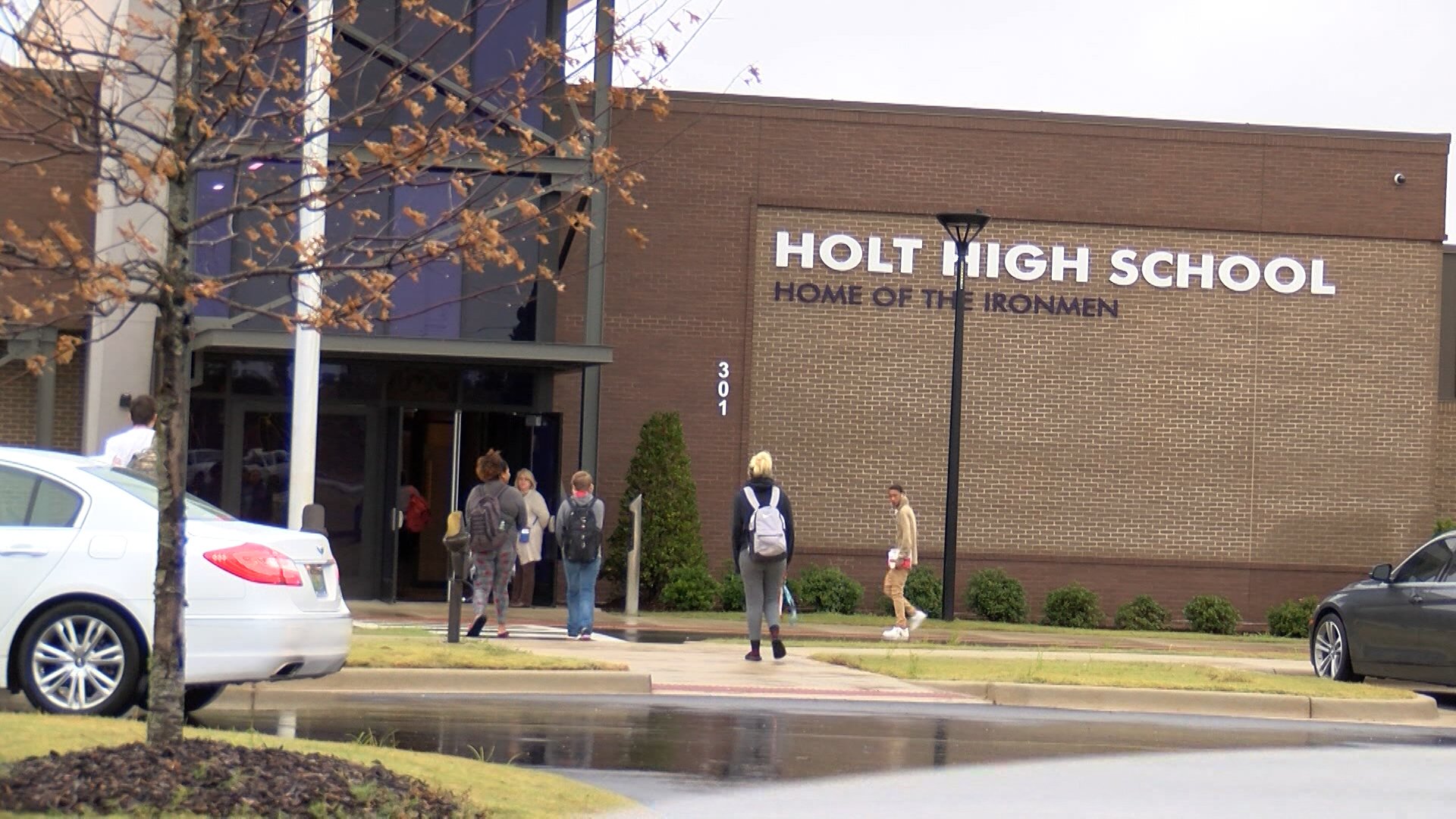 NEW HOLT HIGH SCHOOLS OPENS DOORS FOR THE FIRST TIME WVUA 23