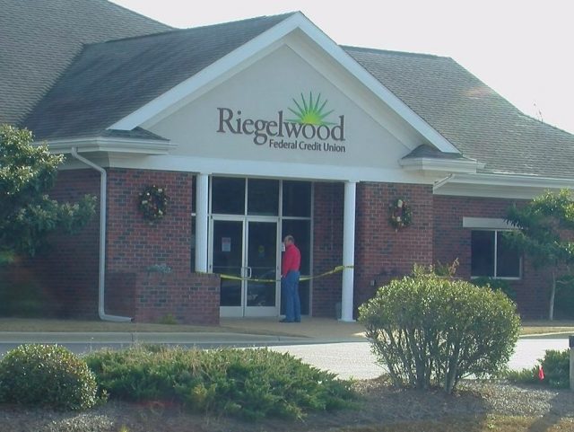 Riegelwood Federal Credit Union robbery investigation on December 22, 2016 (Photo: Helen Holt/WWAY)