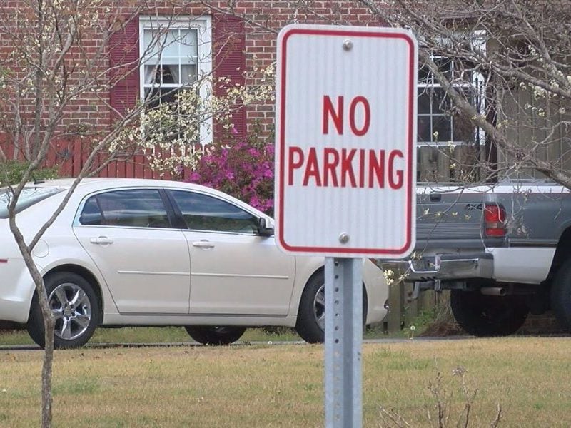 The Town of Leland began posting "No Parking" signs in neighborhoods in spring 2017. (Photo: Kirsten Gutierrez/WWAY)
