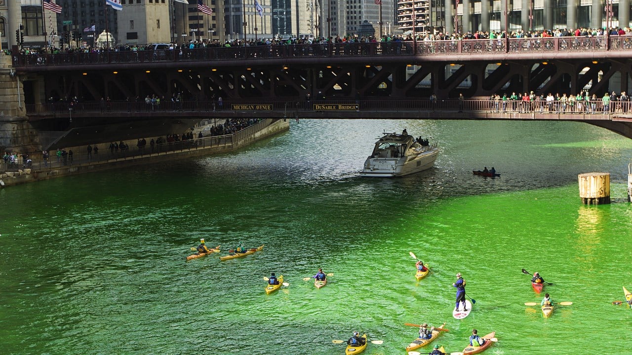 Video: Watch the Chicago River turn St. Patrick's Day green - Curbed Chicago