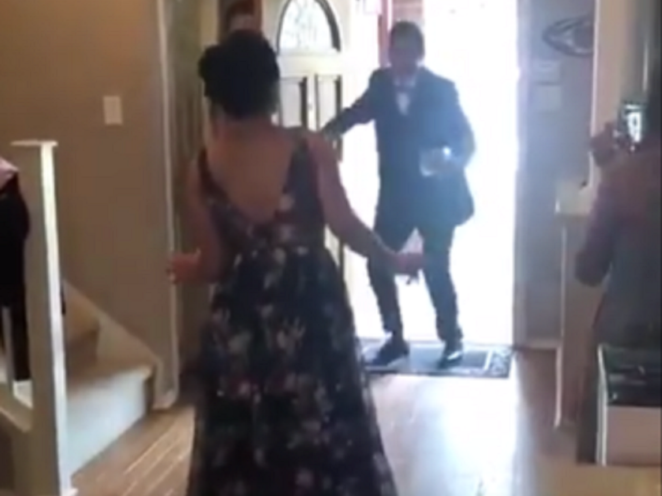 Teen who couldn't walk for 10 months surprises prom date with first ...