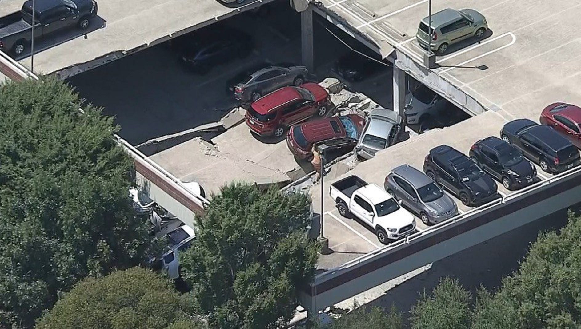 Parking garage collapses near Dallas - WWAYTV3