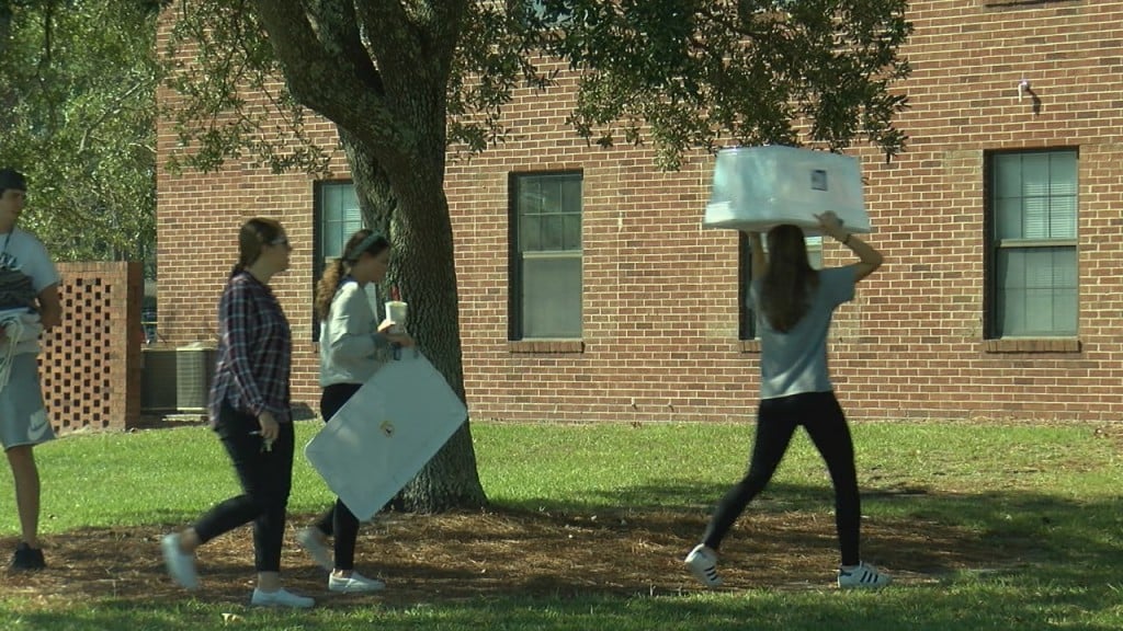 Students move out of University Apartments due to damage from Hurricane Florence. (Photo: Kylie Jones/WWAY)