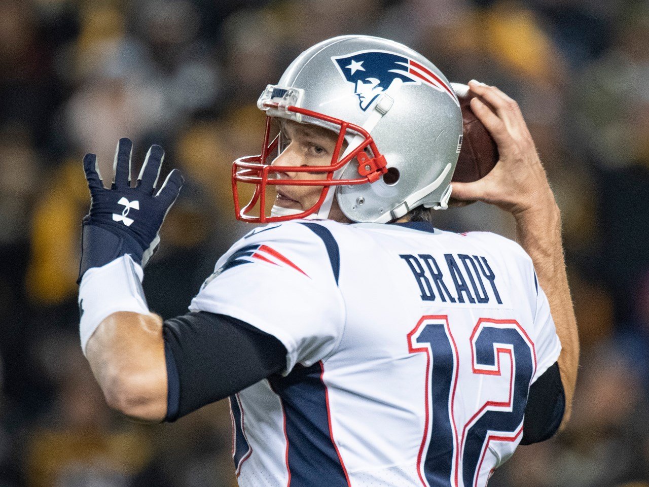 Robert Kraft wants to give Tom Brady a one-day contract so he can
